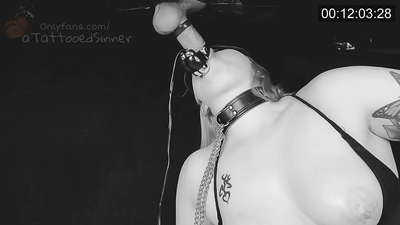 Krásna dievčina s dokonalými prsiami na gloryhole