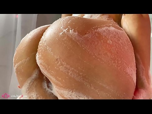 ❤️ Brunetka masturbuje kundičku s vibrátorom až do intenzívneho orgazmu v sprche ❤❌ Krásne porno na nás ❌️❤
