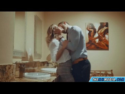 ❤️ Keď vás prsnatá blondínka zvádza na verejných toaletách ❤❌ Krásne porno na nás ❌️❤